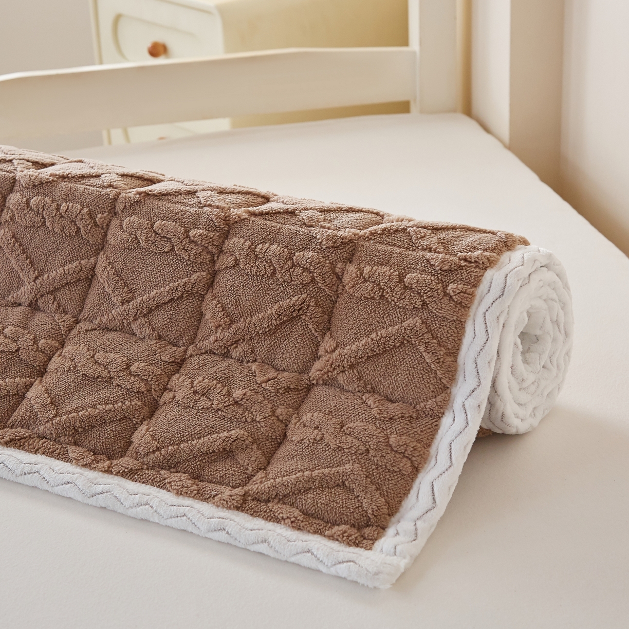 91家纺网 家纺一手货源 找家纺 缦吉 2025新款学生款高克重塔芙蓉床褥床护垫 焦糖咖（全网最低）