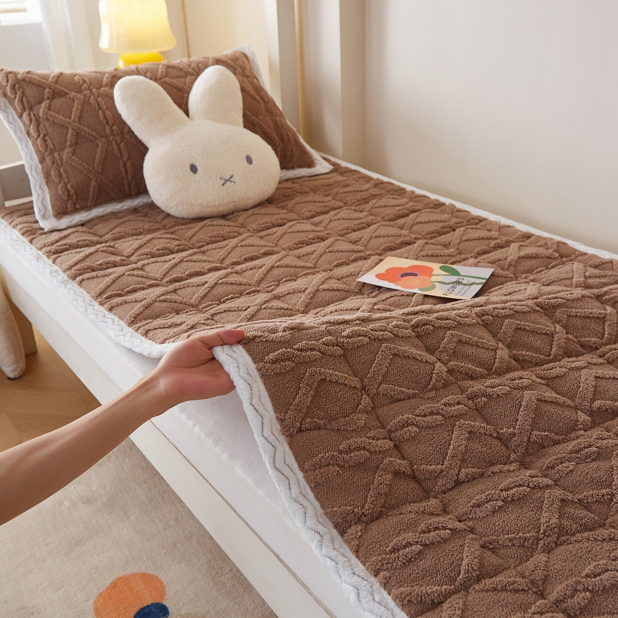 91家纺网 家纺一手货源 找家纺 缦吉 2025新款学生款高克重塔芙蓉床褥床护垫 焦糖咖（全网最低）