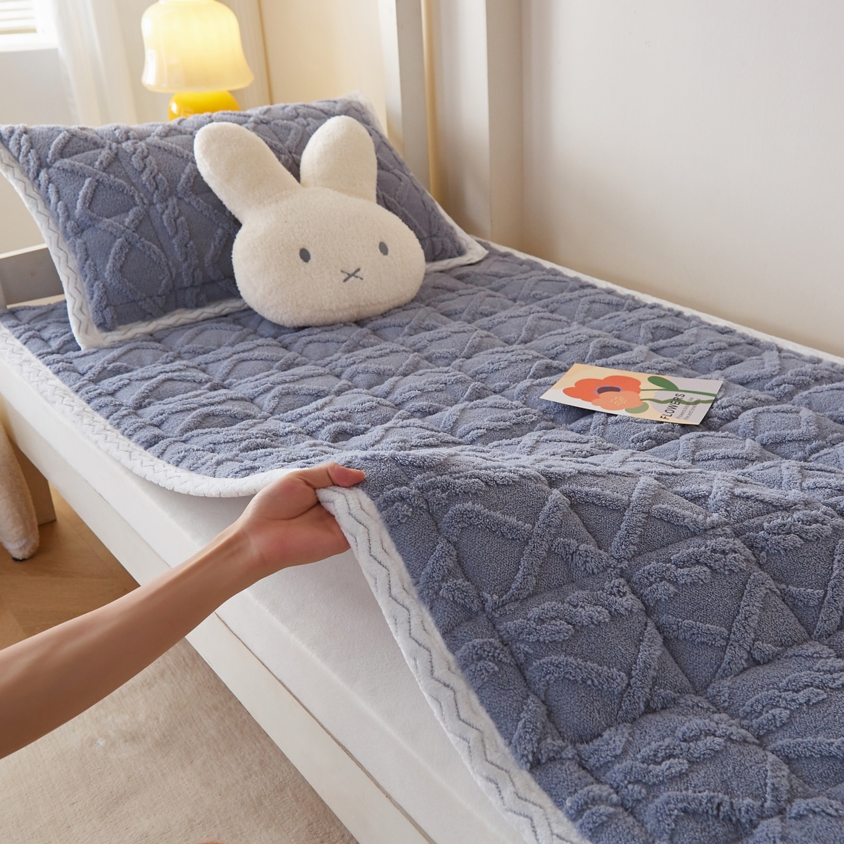 91家纺网 家纺一手货源 找家纺 缦吉 2025新款学生款高克重塔芙蓉床褥床护垫 格调灰（全网最低）