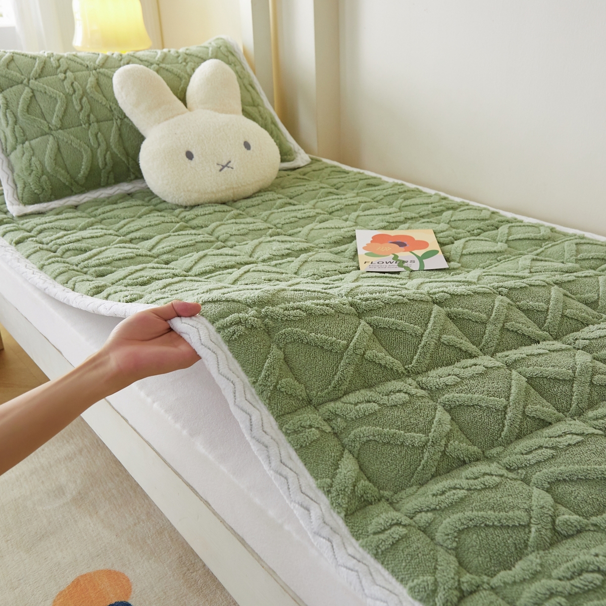 91家纺网 家纺一手货源 找家纺 缦吉 2025新款学生款高克重塔芙蓉床褥床护垫 橄榄绿（全网最低）