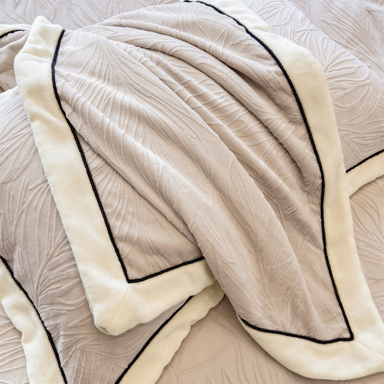 91家纺网 家纺一手货源 找家纺 金喜 2025秋冬新款230克高克重牛奶绒四件套雕花绒拼角宽边嵌绳系列四件套 叶影-米棕