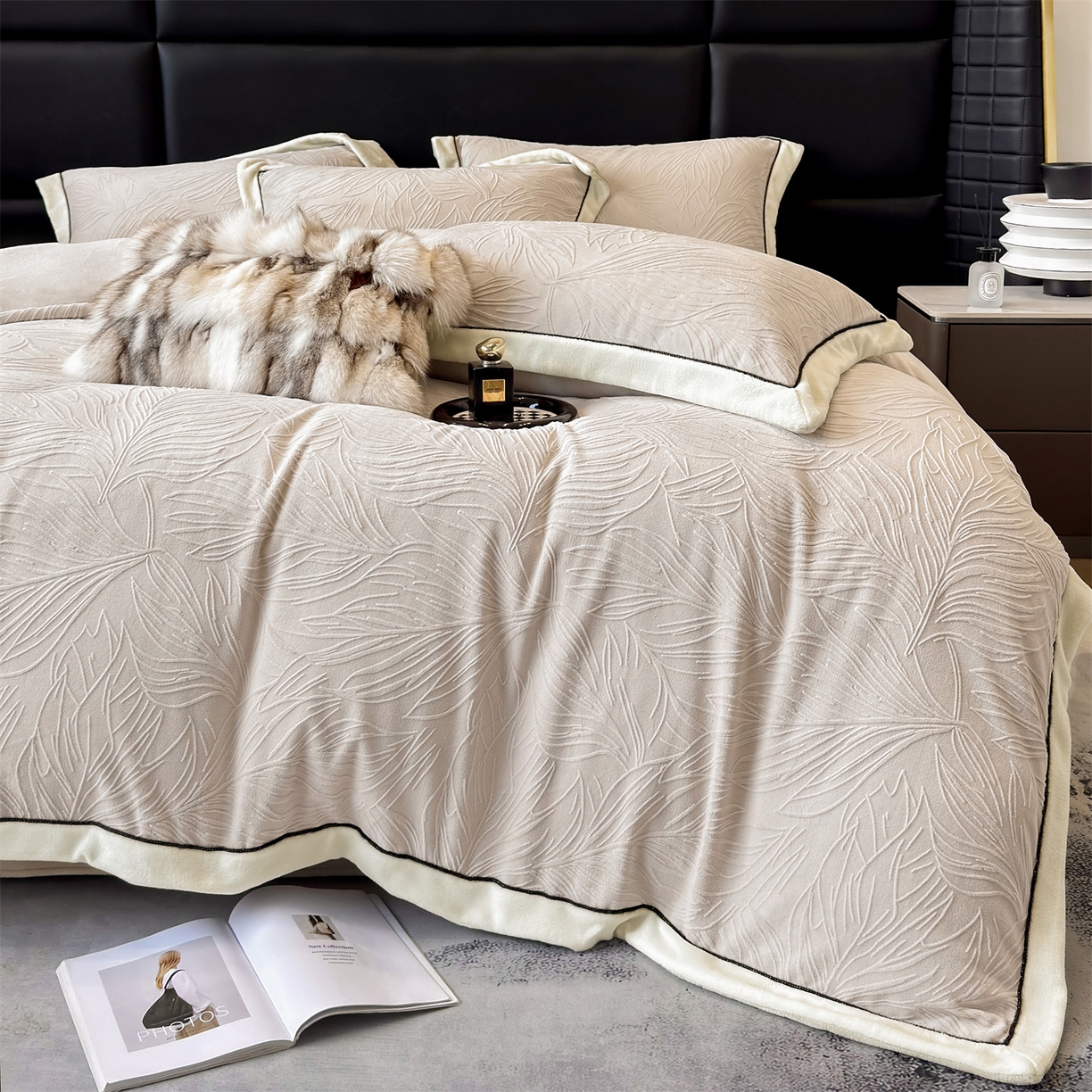 91家纺网 家纺一手货源 找家纺 金喜 2025秋冬新款230克高克重牛奶绒四件套雕花绒拼角宽边嵌绳系列四件套 叶影-米棕