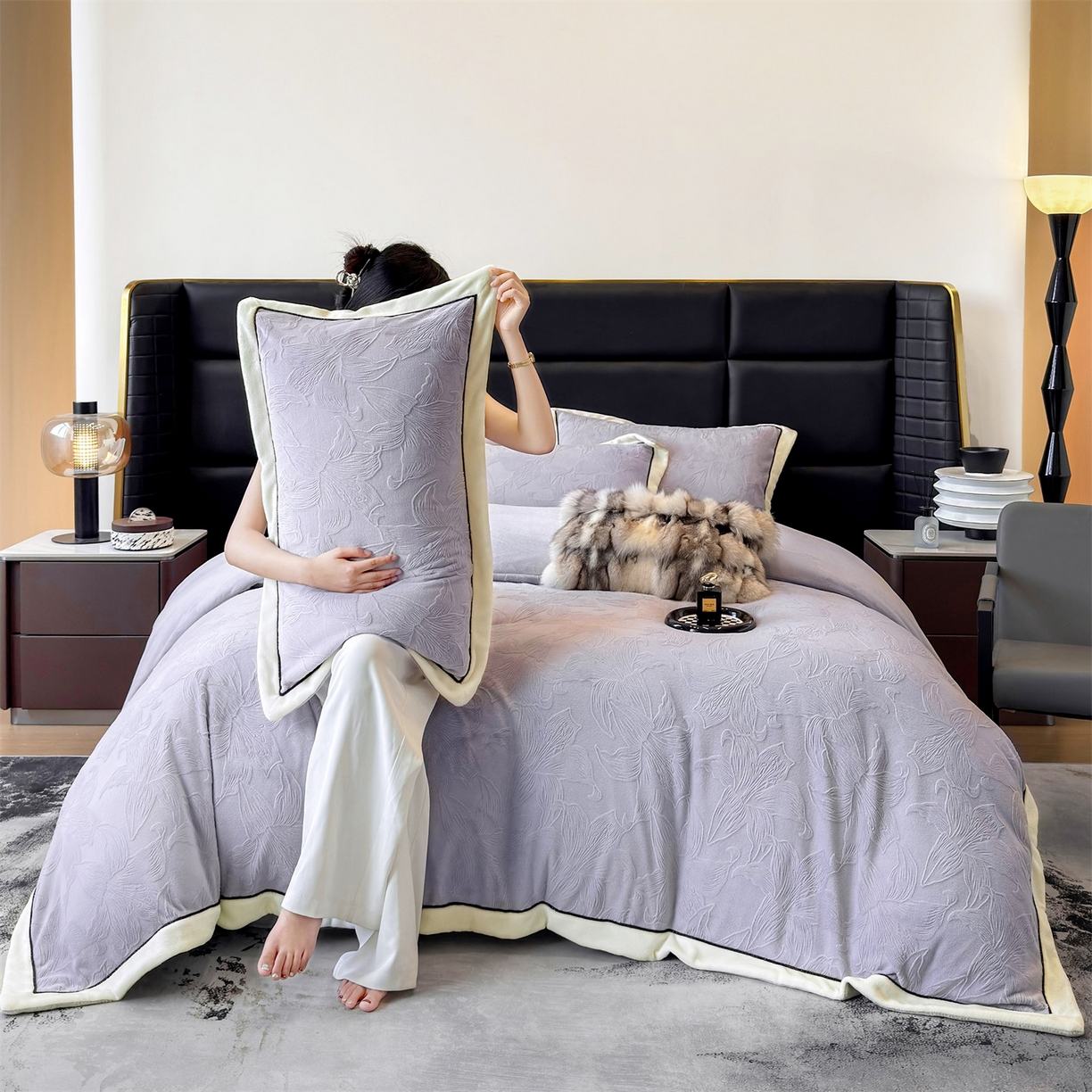 91家纺网 家纺一手货源 找家纺 金喜 2025秋冬新款230克高克重牛奶绒四件套雕花绒拼角宽边嵌绳系列四件套 百合-灰紫