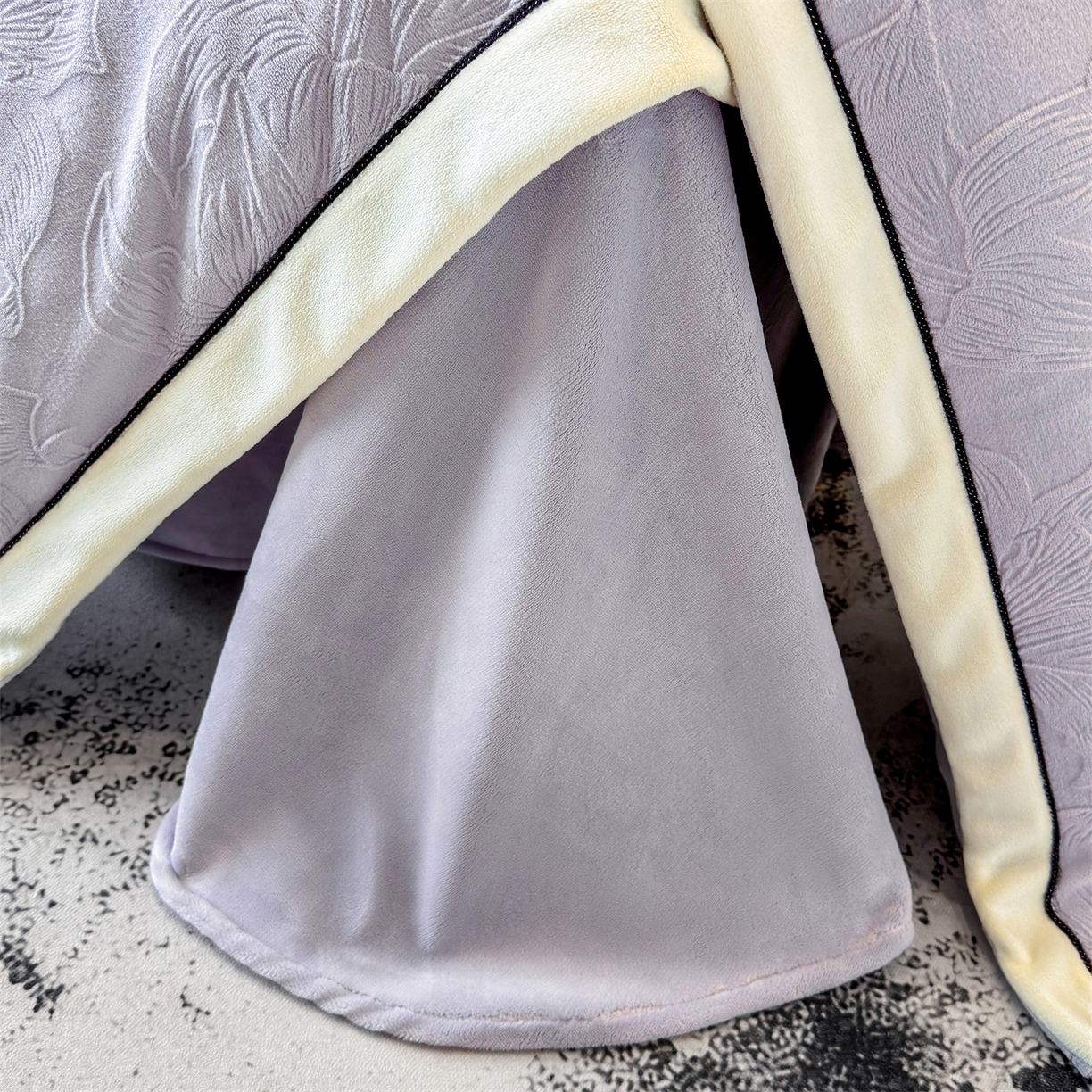 91家纺网 家纺一手货源 找家纺 金喜 2025秋冬新款230克高克重牛奶绒四件套雕花绒拼角宽边嵌绳系列四件套 百合-灰紫