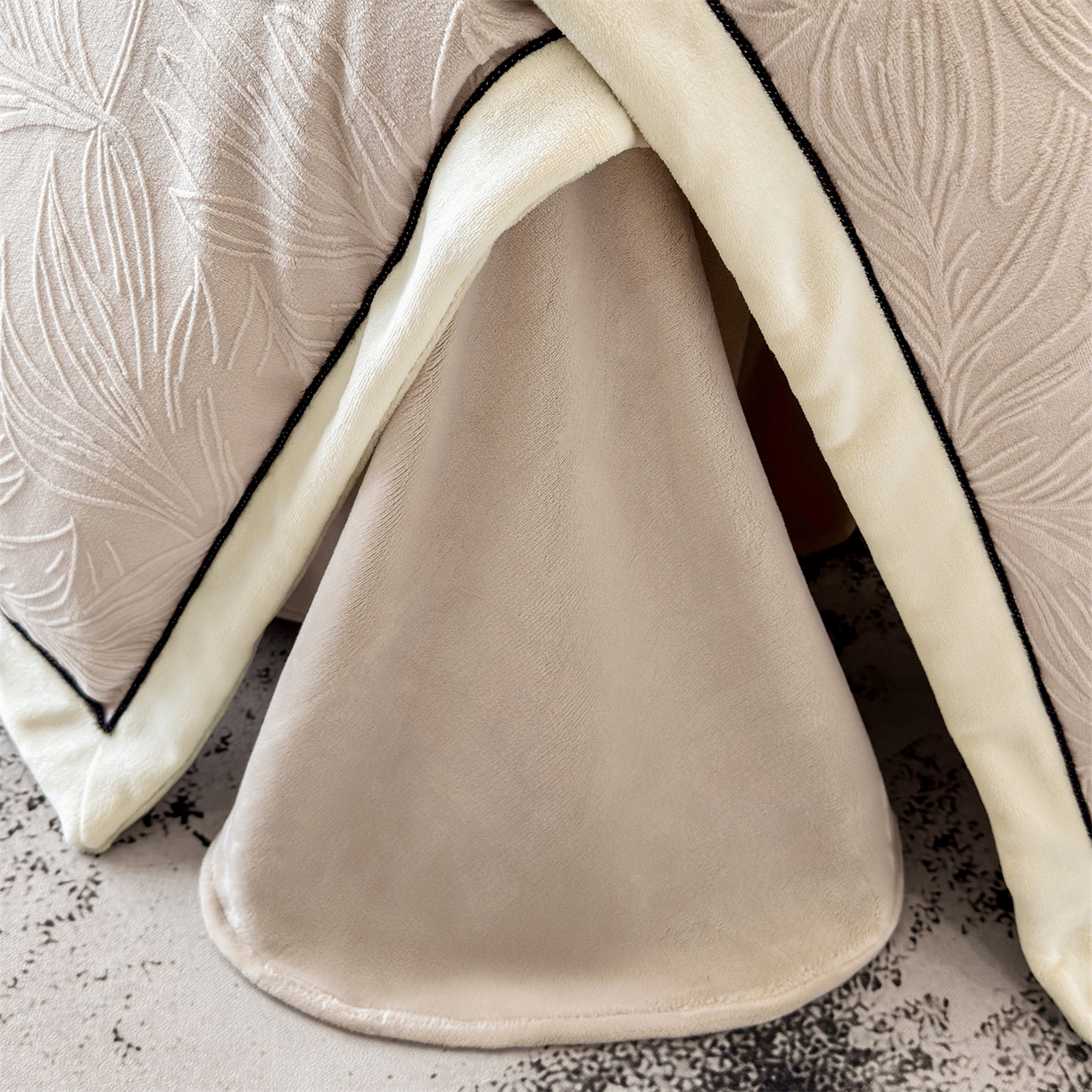 91家纺网 家纺一手货源 找家纺 金喜 2025秋冬新款230克高克重牛奶绒四件套雕花绒拼角宽边嵌绳系列四件套 叶影-米棕