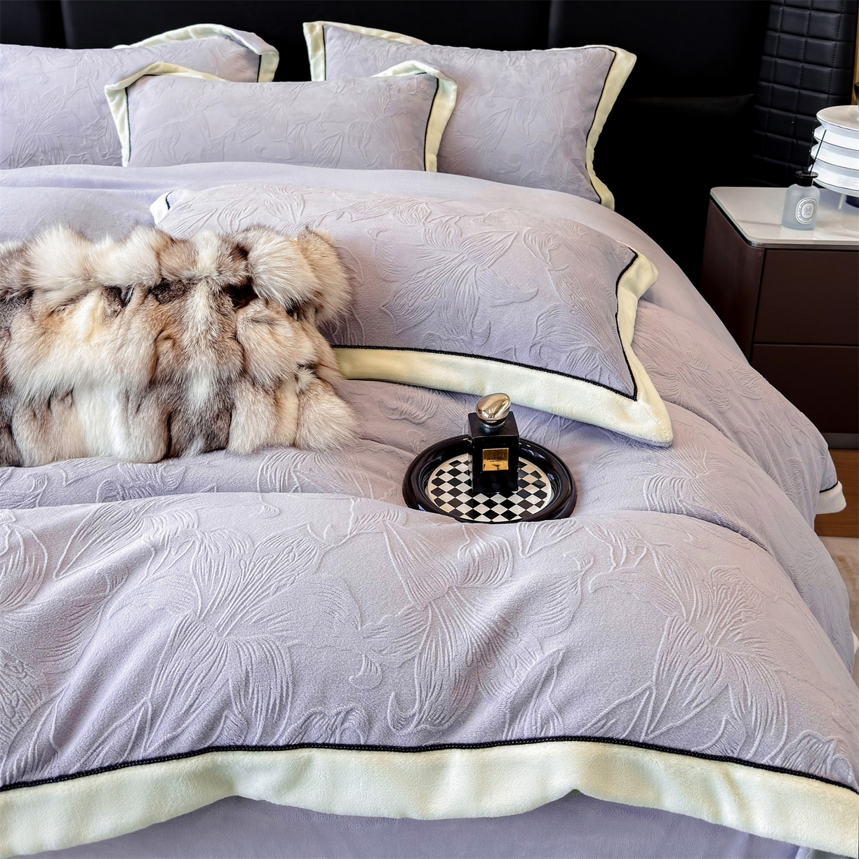 91家纺网 家纺一手货源 找家纺 金喜 2025秋冬新款230克高克重牛奶绒四件套雕花绒拼角宽边嵌绳系列四件套 百合-灰紫