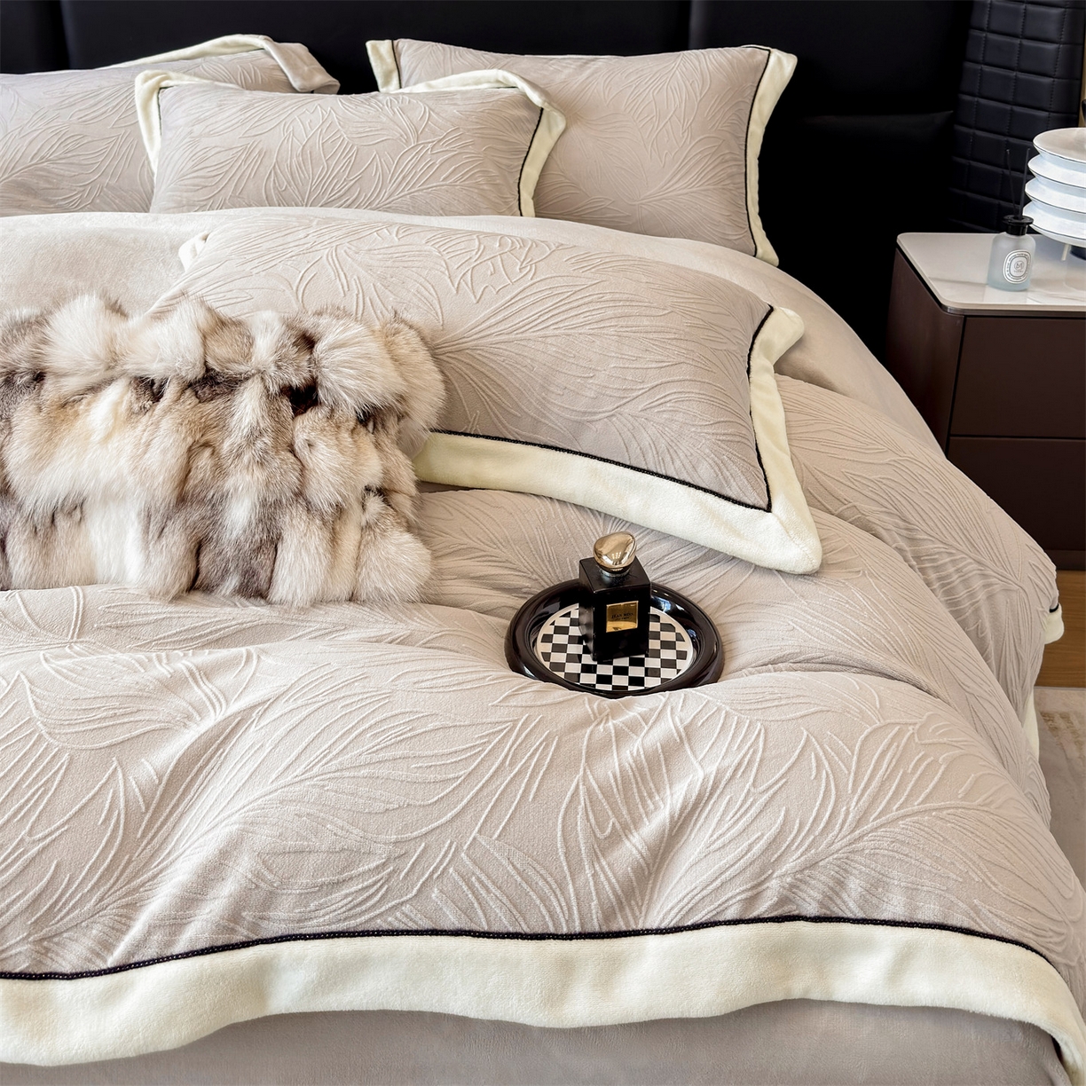 91家纺网 家纺一手货源 找家纺 金喜 2025秋冬新款230克高克重牛奶绒四件套雕花绒拼角宽边嵌绳系列四件套 叶影-米棕