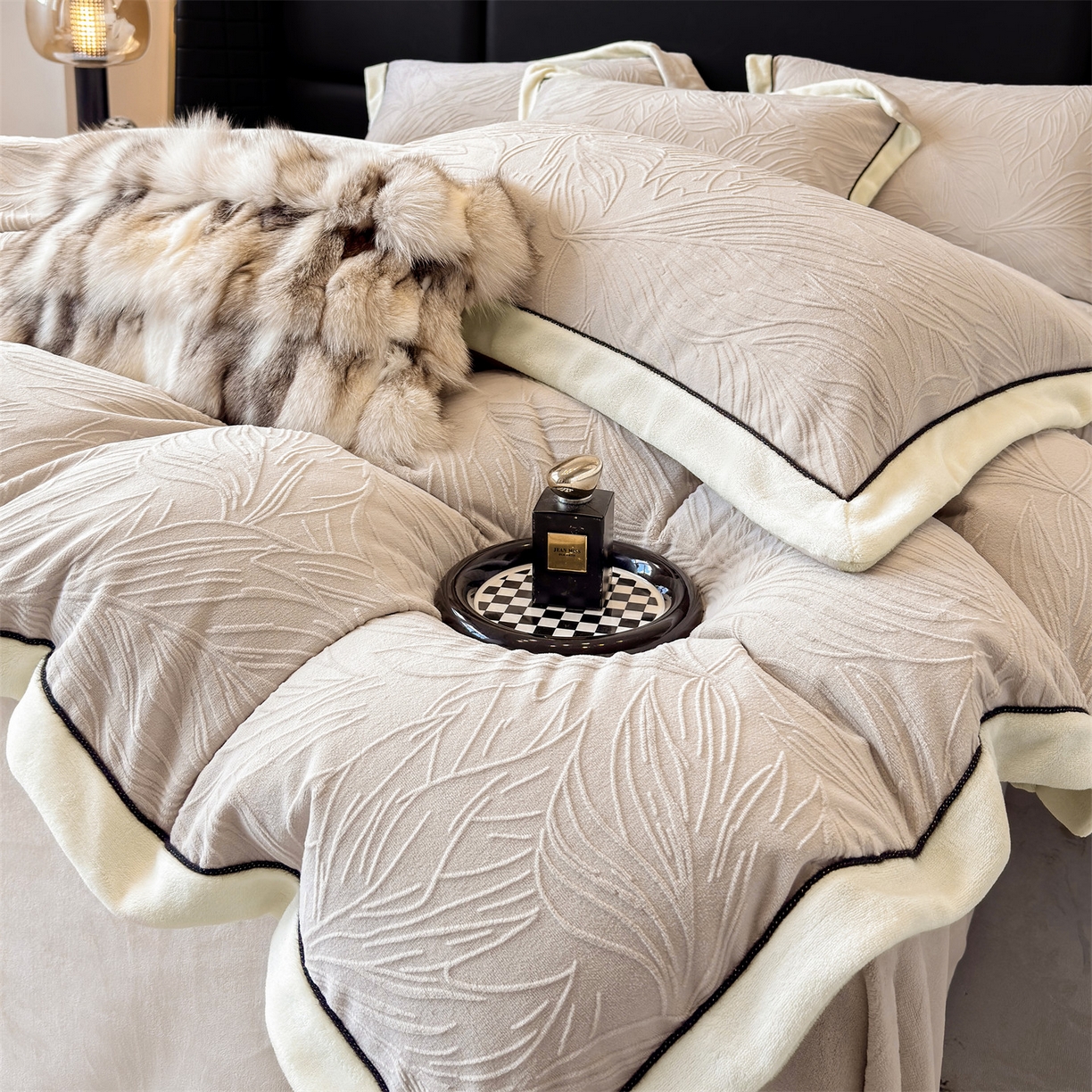 91家纺网 家纺一手货源 找家纺 金喜 2025秋冬新款230克高克重牛奶绒四件套雕花绒拼角宽边嵌绳系列四件套 叶影-米棕