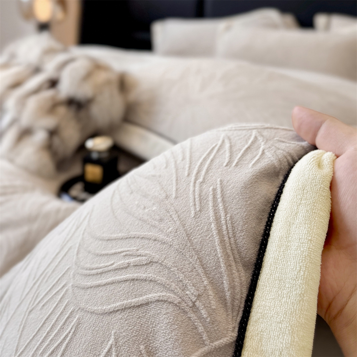 91家纺网 家纺一手货源 找家纺 金喜 2025秋冬新款230克高克重牛奶绒四件套雕花绒拼角宽边嵌绳系列四件套 叶影-米棕