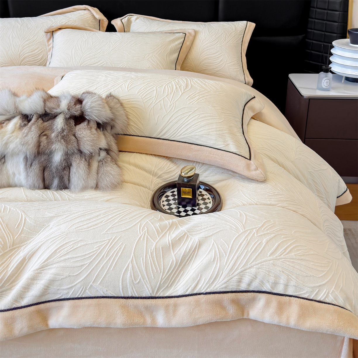 91家纺网 家纺一手货源 找家纺 （总）金喜 2025秋冬新款230克高克重牛奶绒四件套雕花绒拼角宽边嵌绳系列四件套