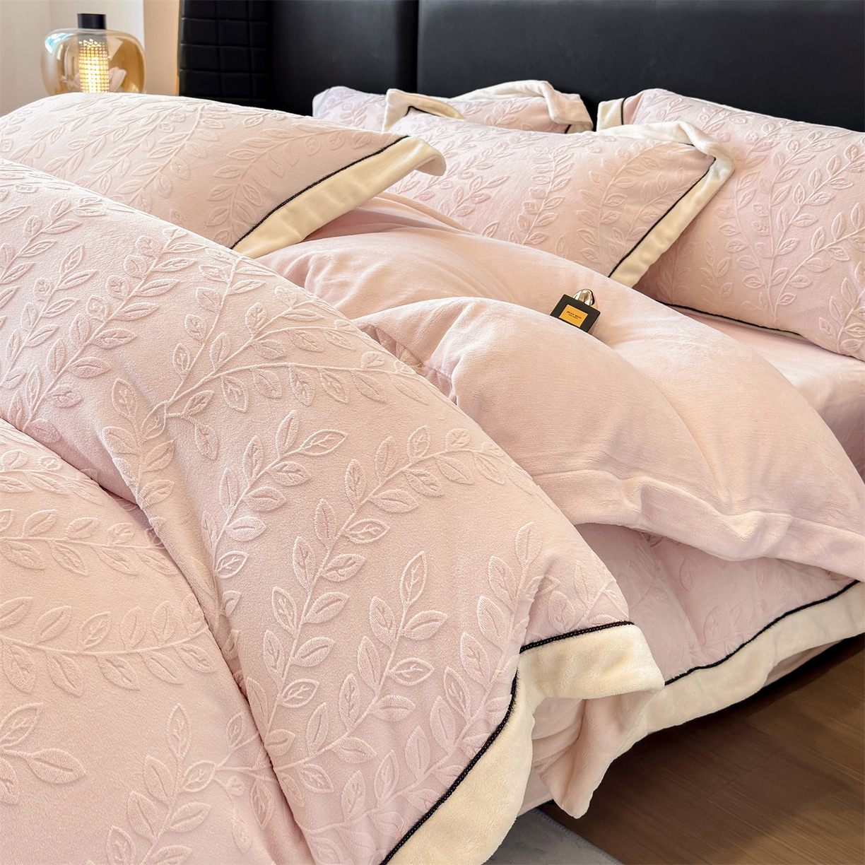 91家纺网 家纺一手货源 找家纺 金喜 2025秋冬新款230克高克重牛奶绒四件套雕花绒拼角宽边嵌绳系列四件套 花枝-桃粉