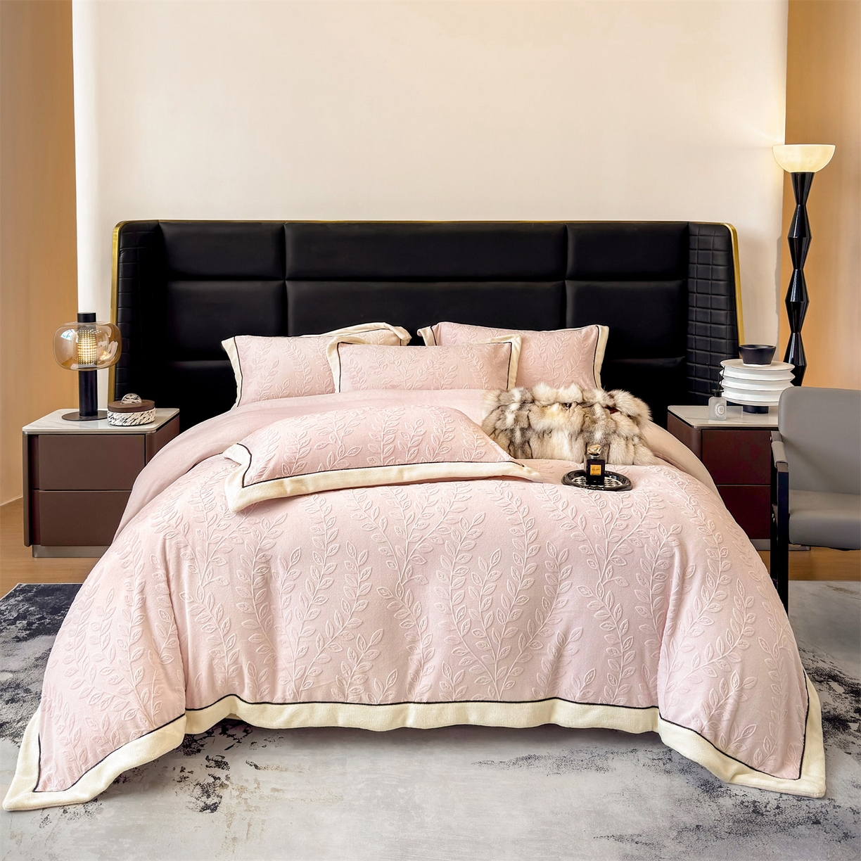 91家纺网 家纺一手货源 找家纺 金喜 2025秋冬新款230克高克重牛奶绒四件套雕花绒拼角宽边嵌绳系列四件套 花枝-桃粉