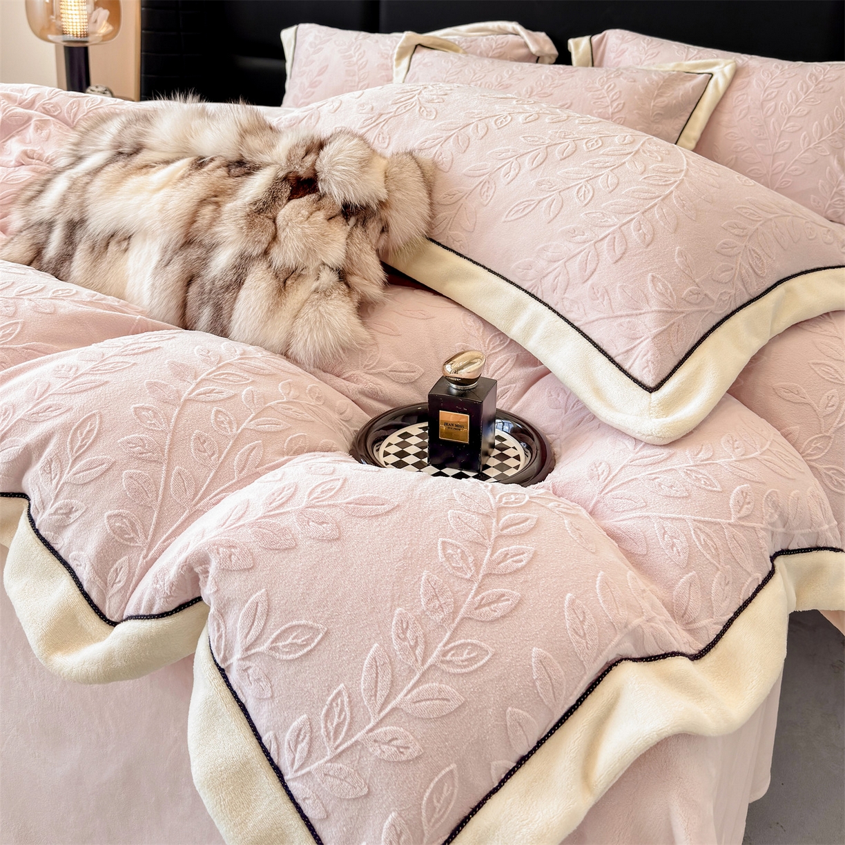 91家纺网 家纺一手货源 找家纺 金喜 2025秋冬新款230克高克重牛奶绒四件套雕花绒拼角宽边嵌绳系列四件套 花枝-桃粉