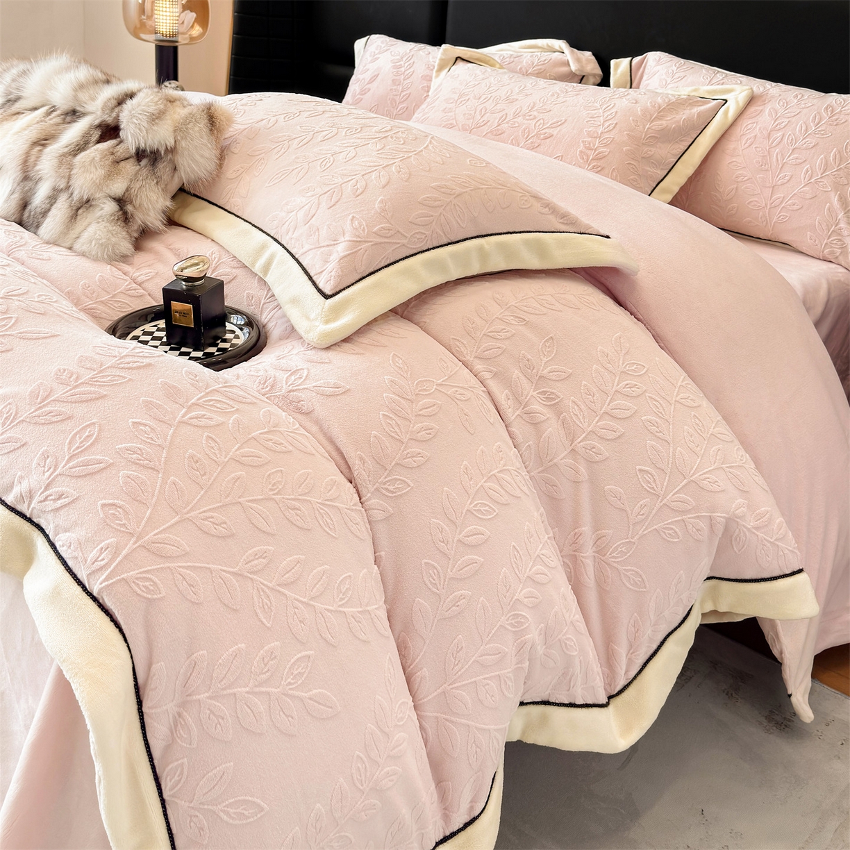 91家纺网 家纺一手货源 找家纺 金喜 2025秋冬新款230克高克重牛奶绒四件套雕花绒拼角宽边嵌绳系列四件套 花枝-桃粉