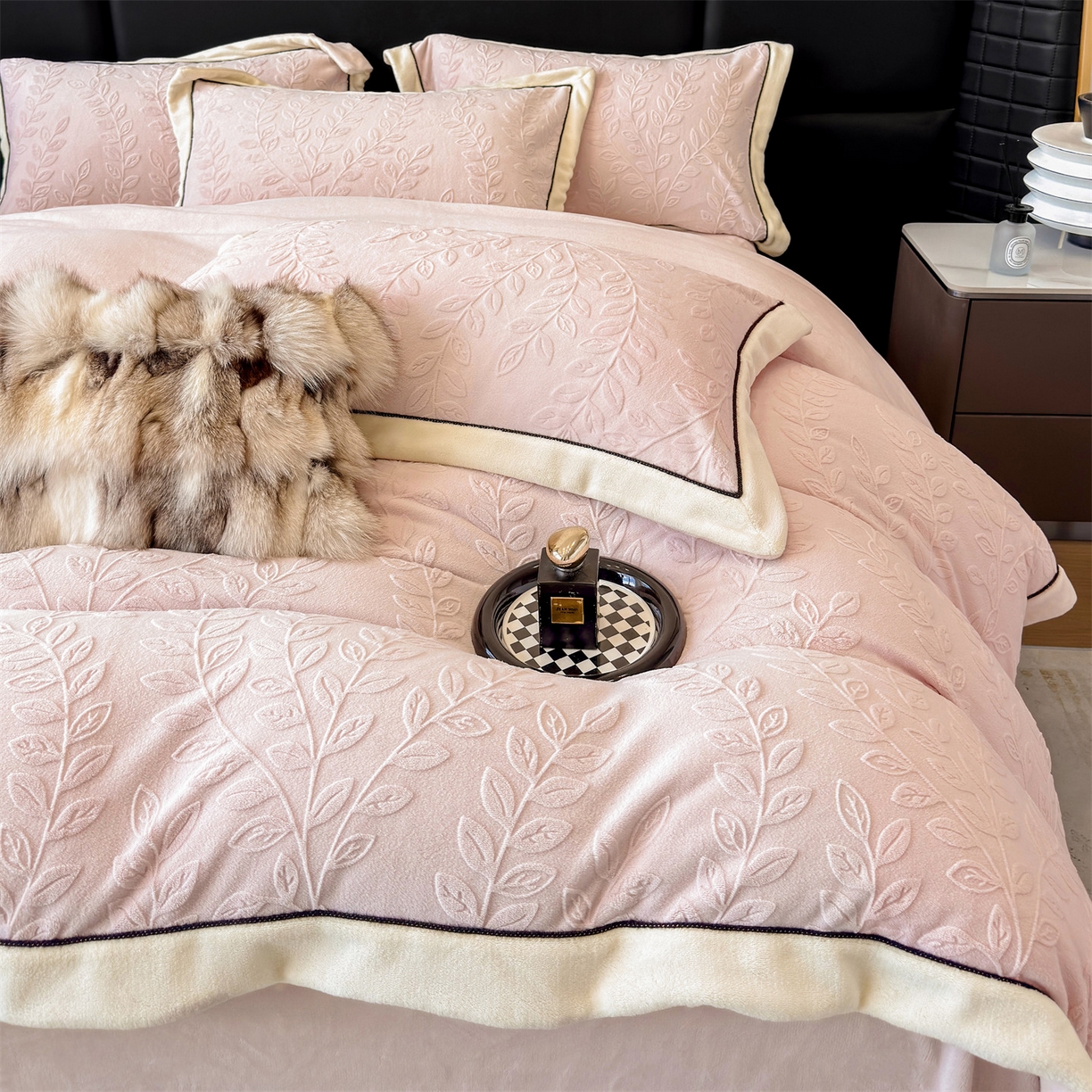 91家纺网 家纺一手货源 找家纺 金喜 2025秋冬新款230克高克重牛奶绒四件套雕花绒拼角宽边嵌绳系列四件套 花枝-桃粉