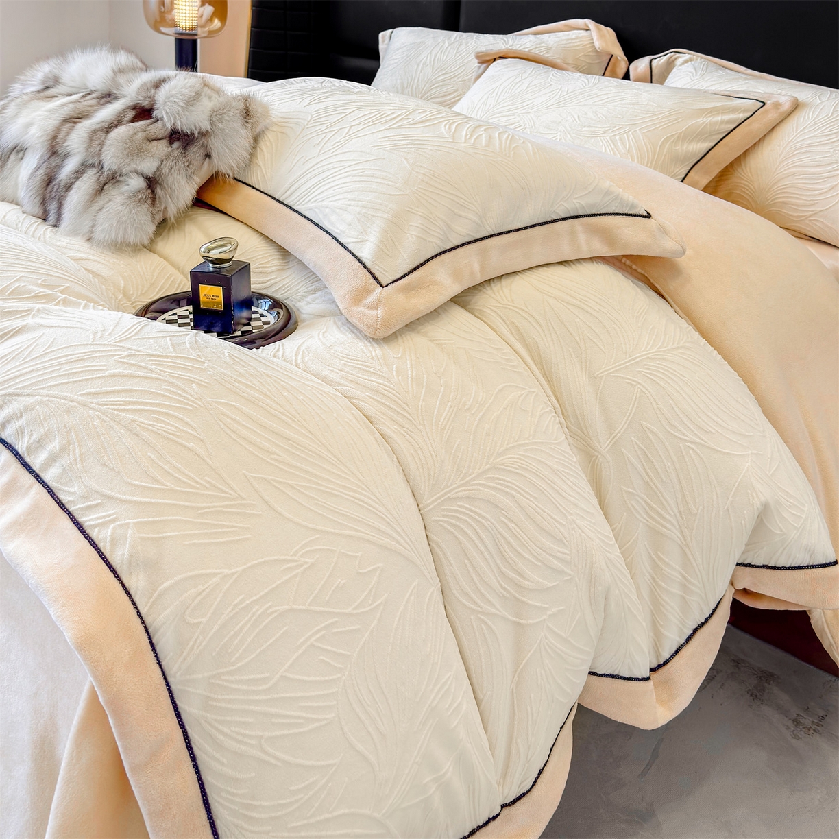 91家纺网 家纺一手货源 找家纺 金喜 2025秋冬新款230克高克重牛奶绒四件套雕花绒拼角宽边嵌绳系列四件套 叶影-瓷白