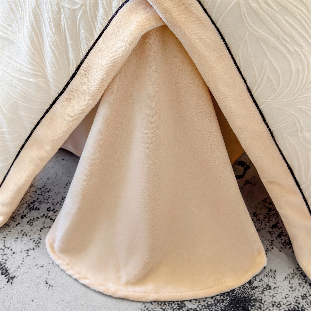 91家纺网 家纺一手货源 找家纺 金喜 2025秋冬新款230克高克重牛奶绒四件套雕花绒拼角宽边嵌绳系列四件套 叶影-瓷白