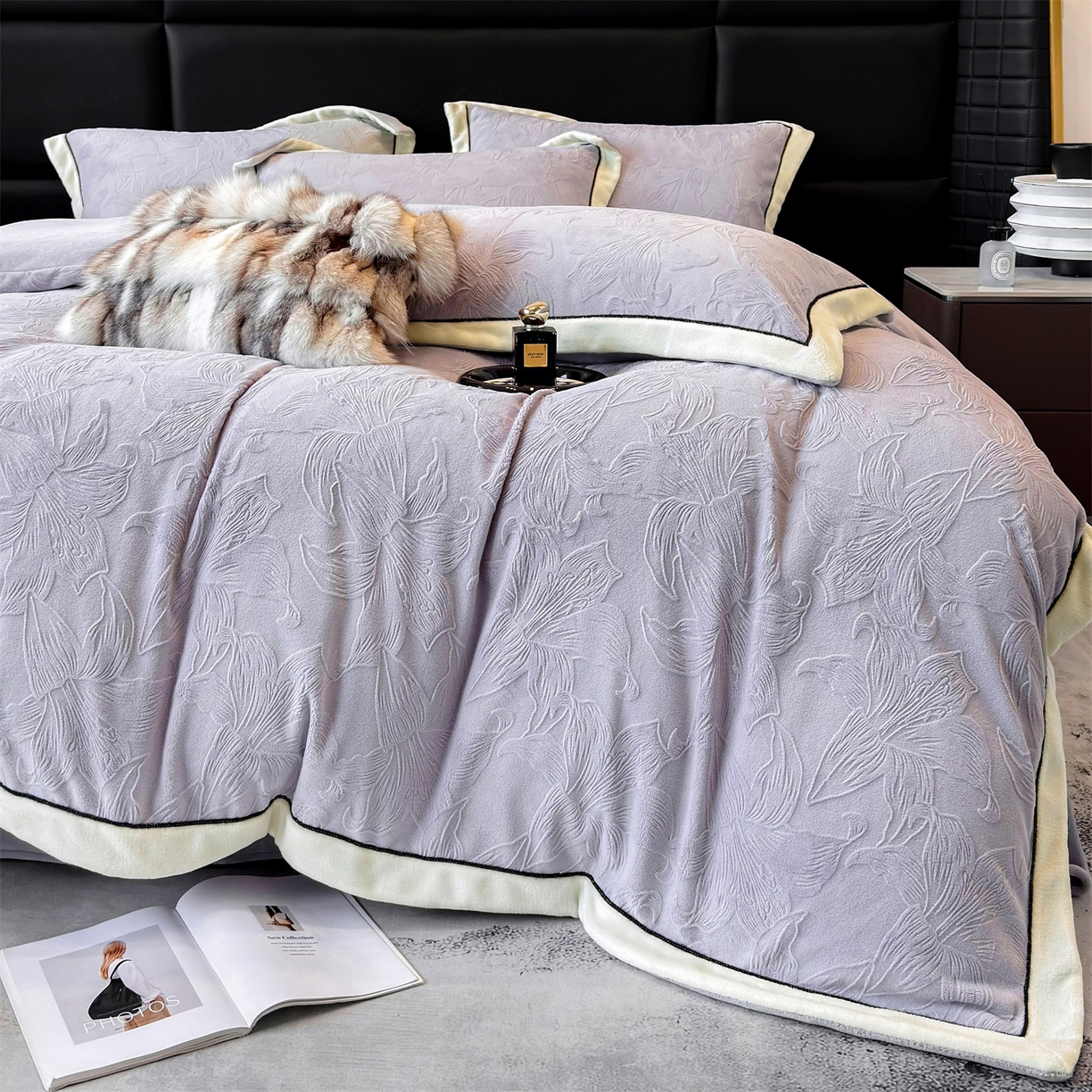 91家纺网 家纺一手货源 找家纺 金喜 2025秋冬新款230克高克重牛奶绒四件套雕花绒拼角宽边嵌绳系列四件套 百合-灰紫