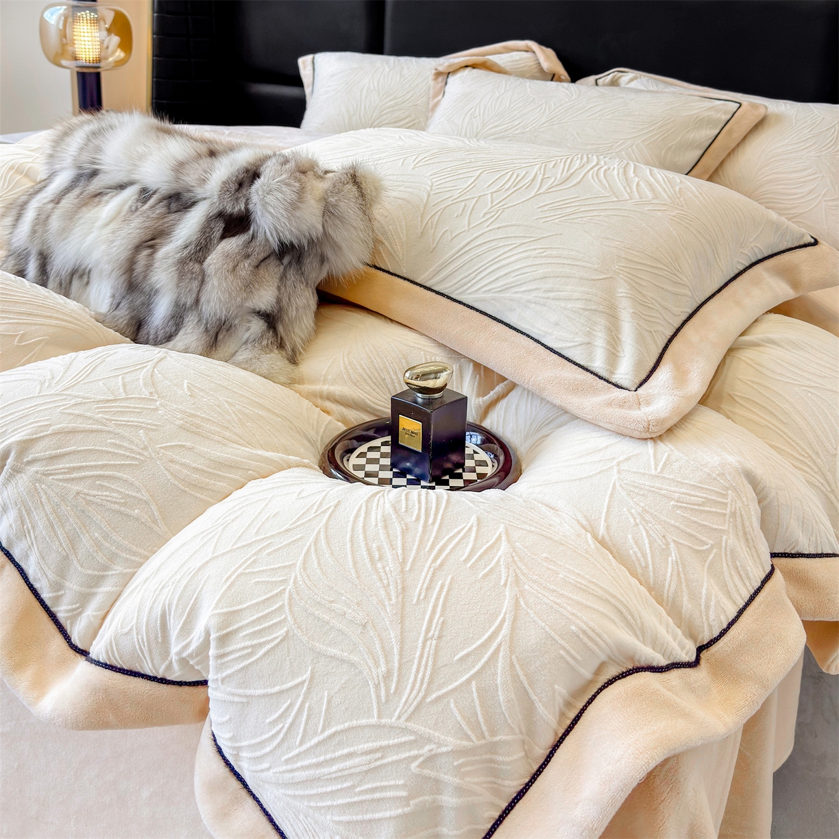 91家纺网 家纺一手货源 找家纺 金喜 2025秋冬新款230克高克重牛奶绒四件套雕花绒拼角宽边嵌绳系列四件套 叶影-瓷白