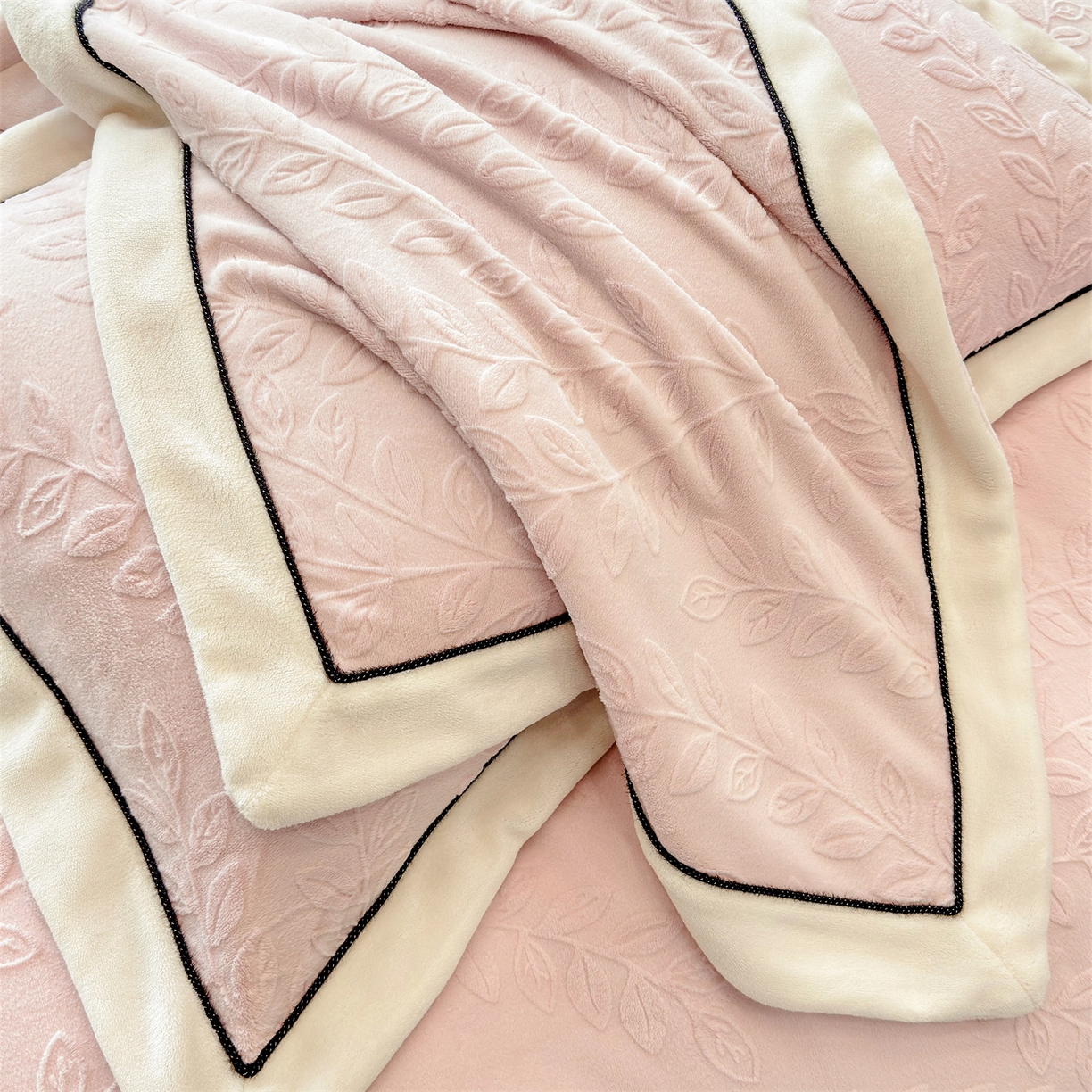 91家纺网 家纺一手货源 找家纺 金喜 2025秋冬新款230克高克重牛奶绒四件套雕花绒拼角宽边嵌绳系列四件套 花枝-桃粉