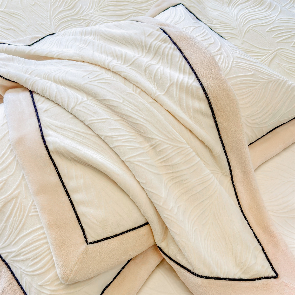 91家纺网 家纺一手货源 找家纺 金喜 2025秋冬新款230克高克重牛奶绒四件套雕花绒拼角宽边嵌绳系列四件套 叶影-瓷白