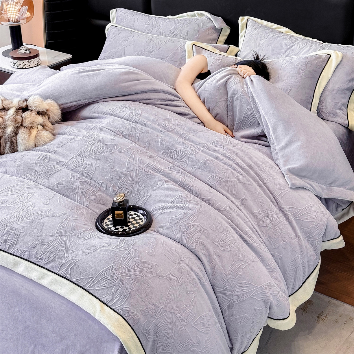 金喜 2025秋冬新款230克高克重牛奶绒四件套雕花绒拼角宽边嵌绳系列四件套 百合-灰紫