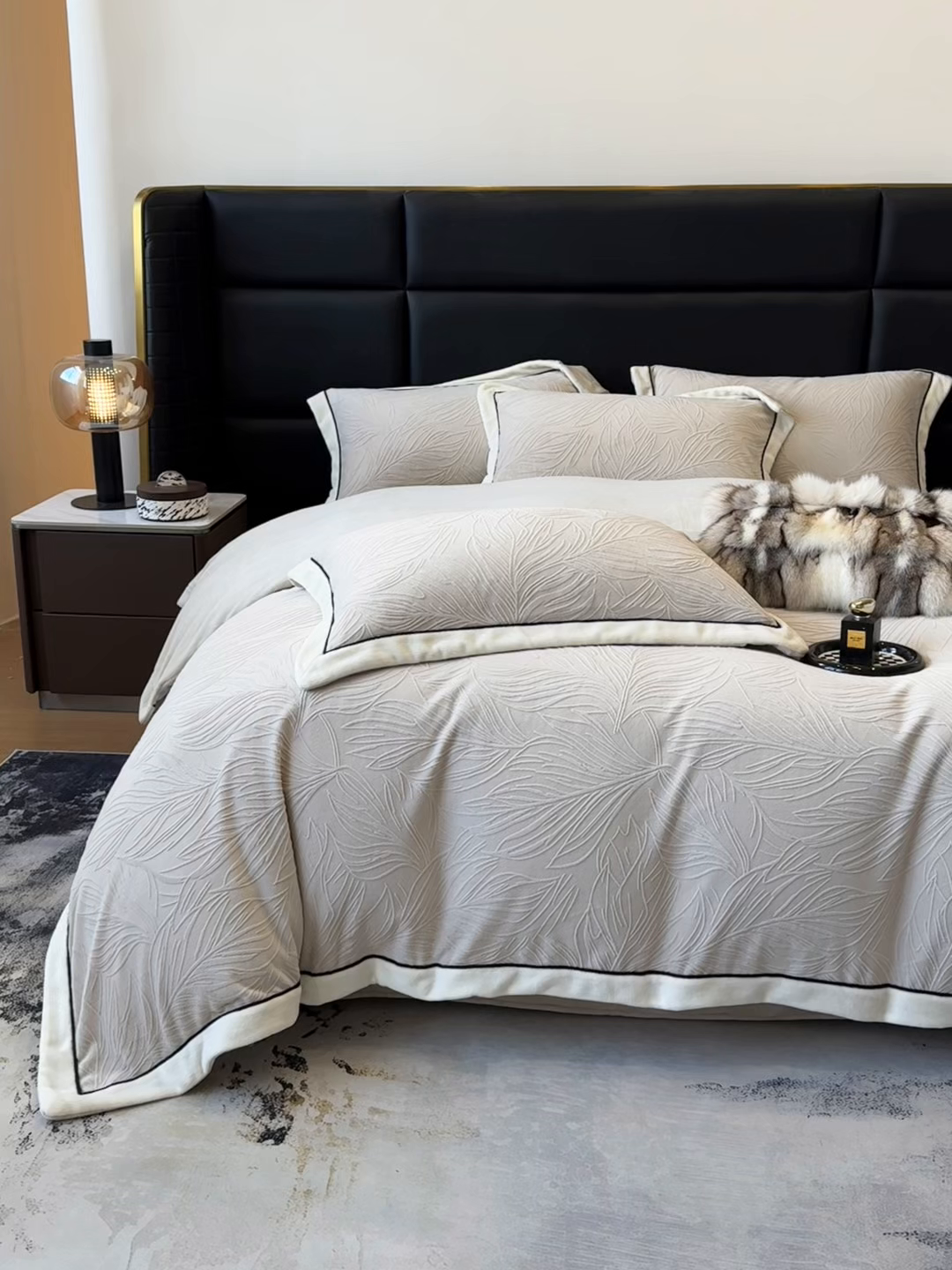 91家纺网 家纺一手货源 找家纺 金喜 2025秋冬新款230克高克重牛奶绒四件套雕花绒拼角宽边嵌绳系列四件套 叶影-米棕