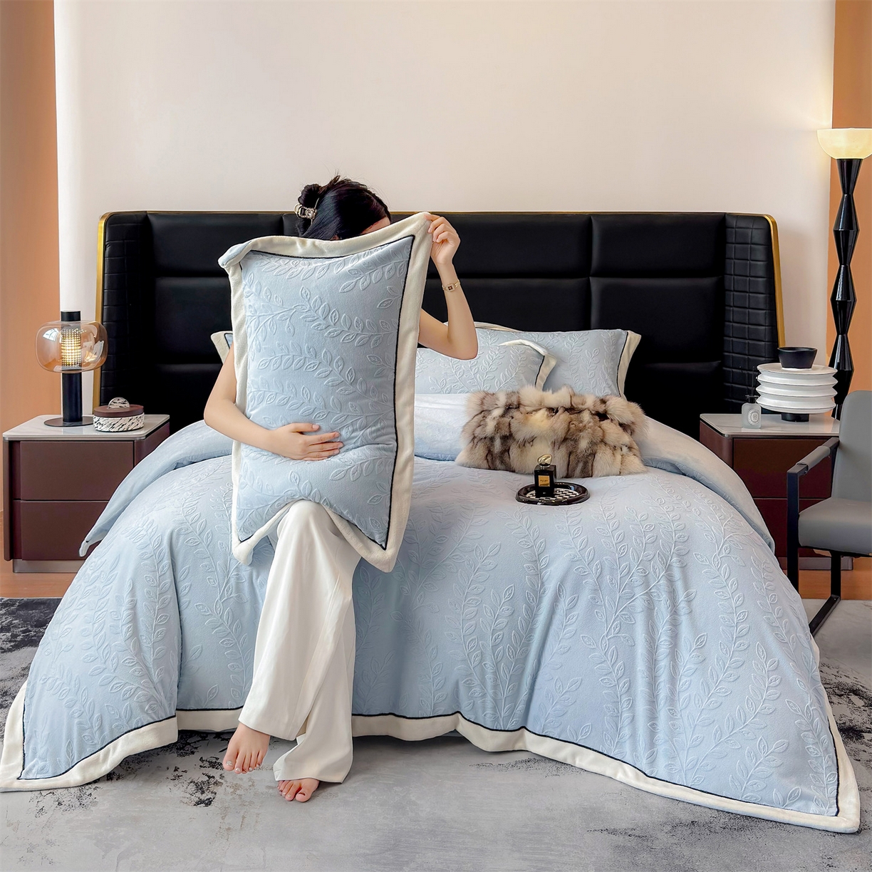 91家纺网 家纺一手货源 找家纺 金喜 2025秋冬新款230克高克重牛奶绒四件套雕花绒拼角宽边嵌绳系列四件套 花枝-蔚蓝