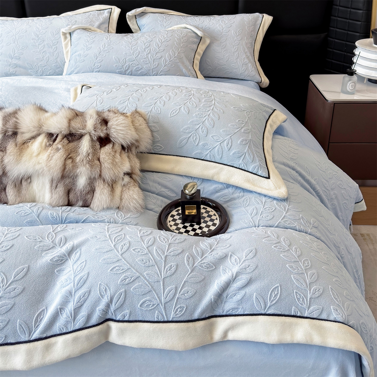 91家纺网 家纺一手货源 找家纺 金喜 2025秋冬新款230克高克重牛奶绒四件套雕花绒拼角宽边嵌绳系列四件套 花枝-蔚蓝