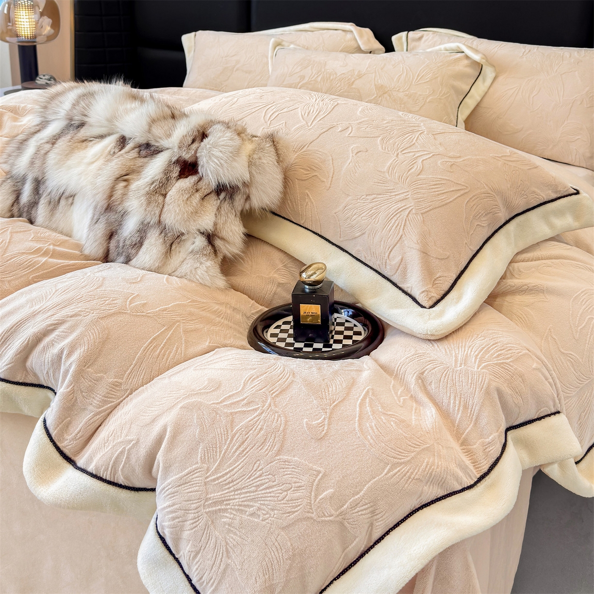 91家纺网 家纺一手货源 找家纺 金喜 2025秋冬新款230克高克重牛奶绒四件套雕花绒拼角宽边嵌绳系列四件套 百合-奶咖