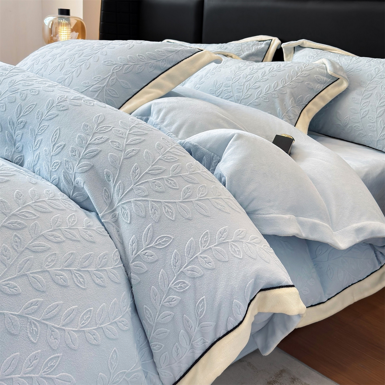 91家纺网 家纺一手货源 找家纺 金喜 2025秋冬新款230克高克重牛奶绒四件套雕花绒拼角宽边嵌绳系列四件套 花枝-蔚蓝