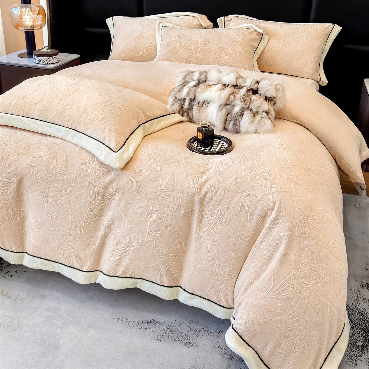 91家纺网 家纺一手货源 找家纺 金喜 2025秋冬新款230克高克重牛奶绒四件套雕花绒拼角宽边嵌绳系列四件套 百合-奶咖