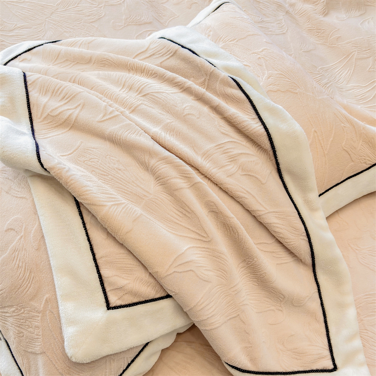 91家纺网 家纺一手货源 找家纺 金喜 2025秋冬新款230克高克重牛奶绒四件套雕花绒拼角宽边嵌绳系列四件套 百合-奶咖