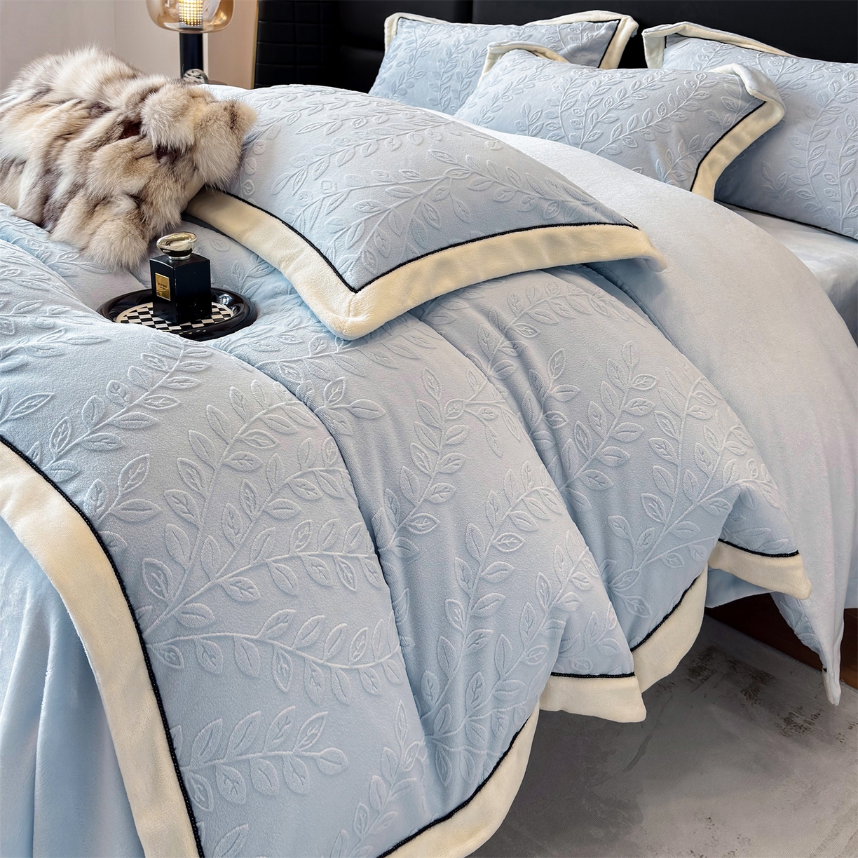 91家纺网 家纺一手货源 找家纺 金喜 2025秋冬新款230克高克重牛奶绒四件套雕花绒拼角宽边嵌绳系列四件套 花枝-蔚蓝