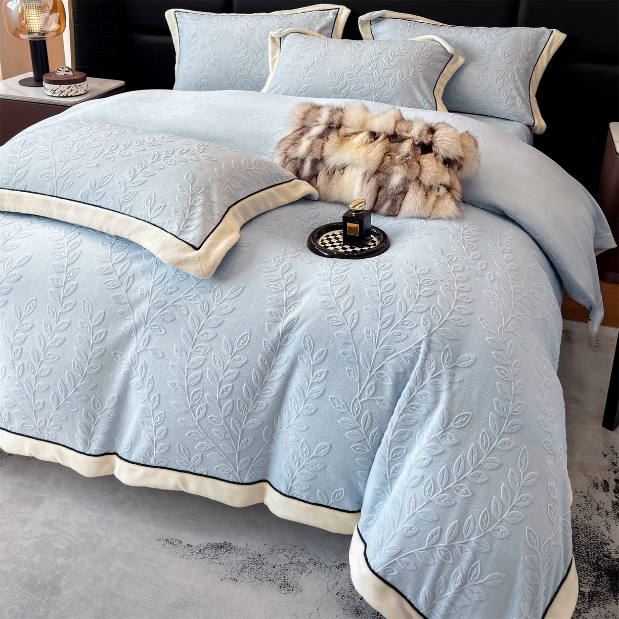 91家纺网 家纺一手货源 找家纺 金喜 2025秋冬新款230克高克重牛奶绒四件套雕花绒拼角宽边嵌绳系列四件套 花枝-蔚蓝