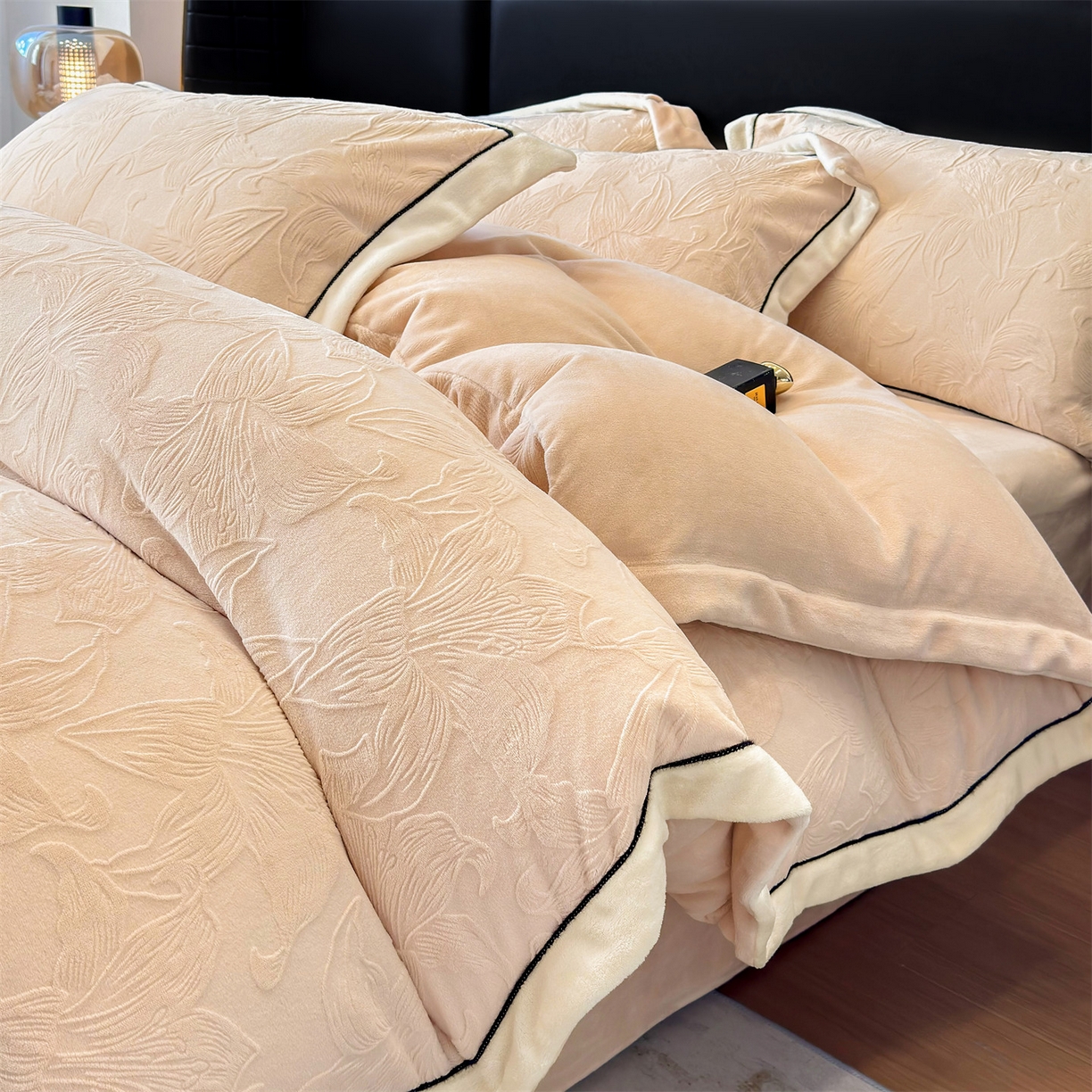 91家纺网 家纺一手货源 找家纺 金喜 2025秋冬新款230克高克重牛奶绒四件套雕花绒拼角宽边嵌绳系列四件套 百合-奶咖