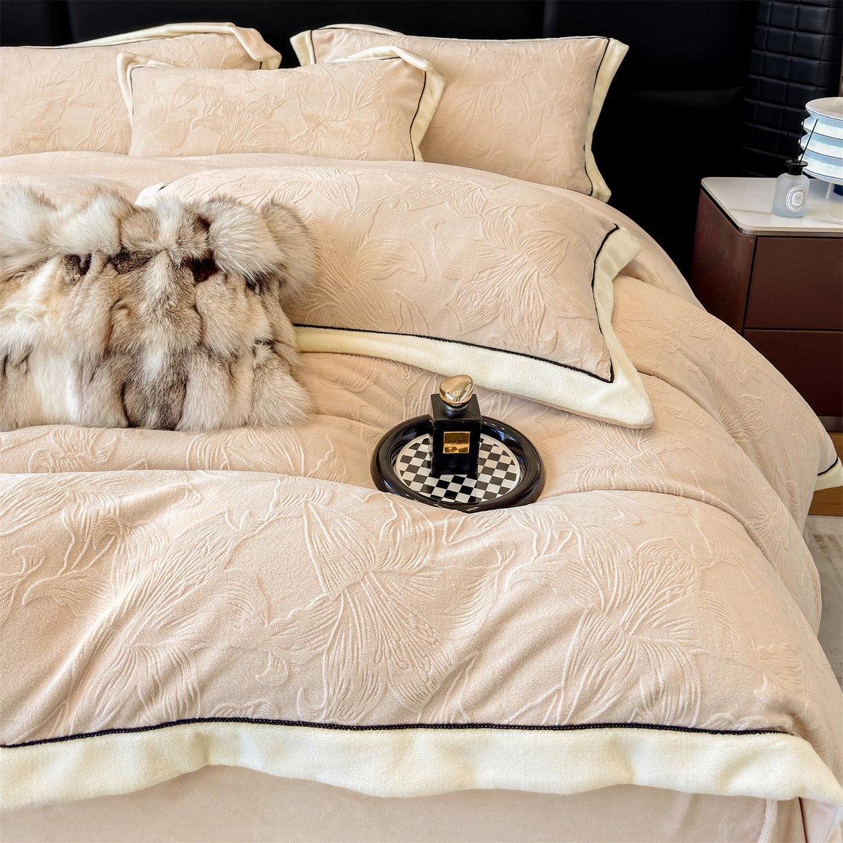 91家纺网 家纺一手货源 找家纺 金喜 2025秋冬新款230克高克重牛奶绒四件套雕花绒拼角宽边嵌绳系列四件套 百合-奶咖