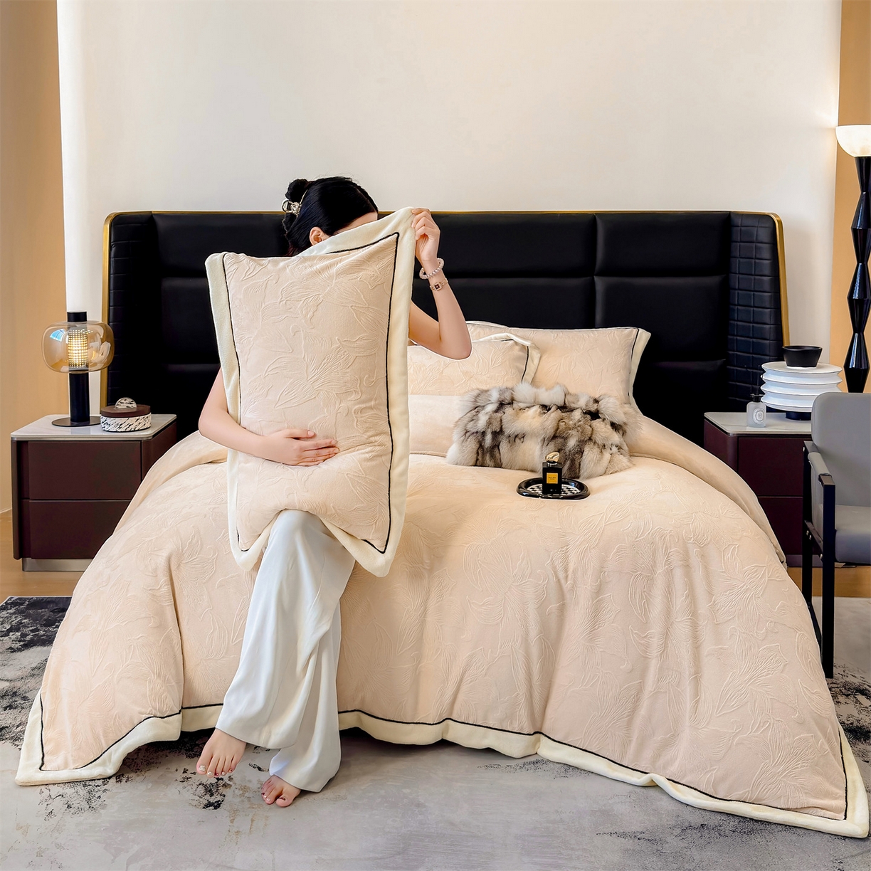 91家纺网 家纺一手货源 找家纺 金喜 2025秋冬新款230克高克重牛奶绒四件套雕花绒拼角宽边嵌绳系列四件套 百合-奶咖