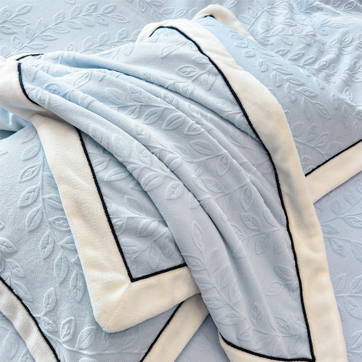 91家纺网 家纺一手货源 找家纺 金喜 2025秋冬新款230克高克重牛奶绒四件套雕花绒拼角宽边嵌绳系列四件套 花枝-蔚蓝