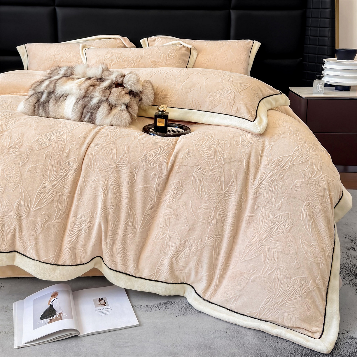 91家纺网 家纺一手货源 找家纺 金喜 2025秋冬新款230克高克重牛奶绒四件套雕花绒拼角宽边嵌绳系列四件套 百合-奶咖