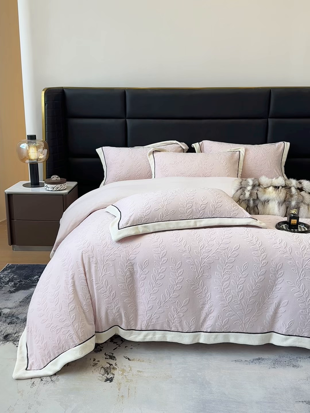 91家纺网 家纺一手货源 找家纺 金喜 2025秋冬新款230克高克重牛奶绒四件套雕花绒拼角宽边嵌绳系列四件套 花枝-桃粉