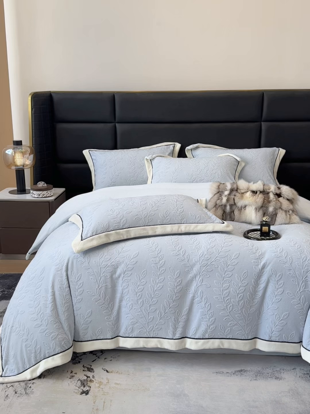 91家纺网 家纺一手货源 找家纺 金喜 2025秋冬新款230克高克重牛奶绒四件套雕花绒拼角宽边嵌绳系列四件套 花枝-蔚蓝