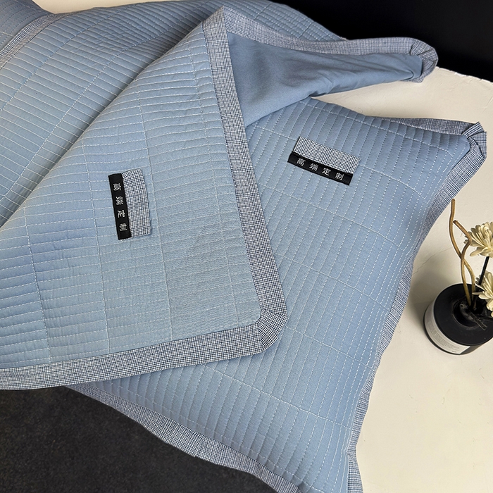 91家纺网 家纺一手货源 找家纺 呦呦南宋 纯棉绗缝40x60cm现代风单品枕头套水洗棉中层夹棉拉链款全棉高端定制平边枕套 平边蓝