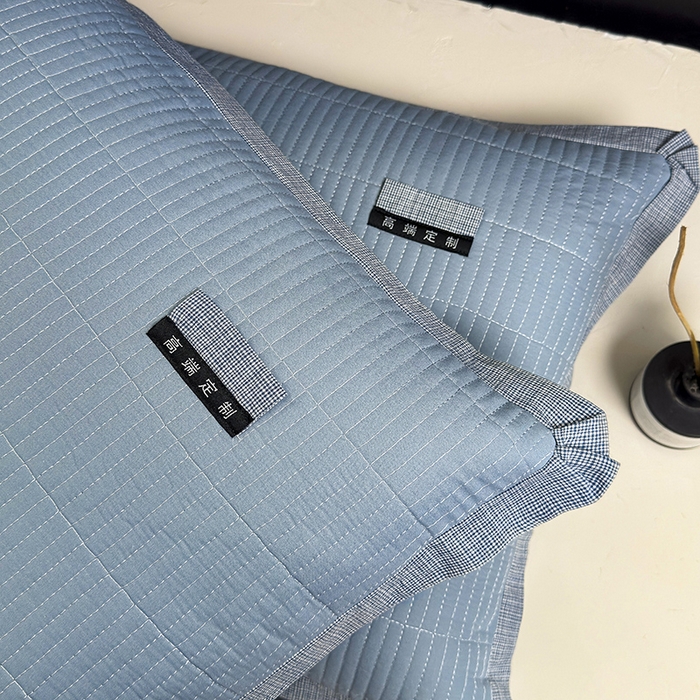 91家纺网 家纺一手货源 找家纺 呦呦南宋 纯棉绗缝40x60cm现代风单品枕头套水洗棉中层夹棉拉链款全棉高端定制平边枕套 平边蓝