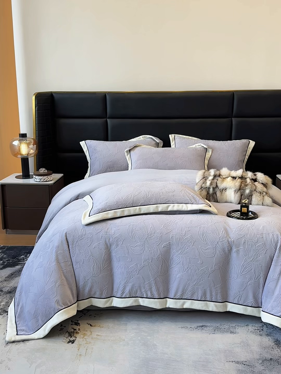 91家纺网 家纺一手货源 找家纺 金喜 2025秋冬新款230克高克重牛奶绒四件套雕花绒拼角宽边嵌绳系列四件套 百合-灰紫