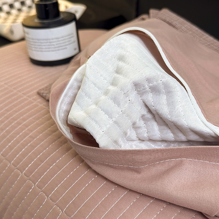 91家纺网 家纺一手货源 找家纺 呦呦南宋 纯棉绗缝40x60cm现代风单品枕头套水洗棉中层夹棉拉链款全棉高端定制平边枕套 平边橙