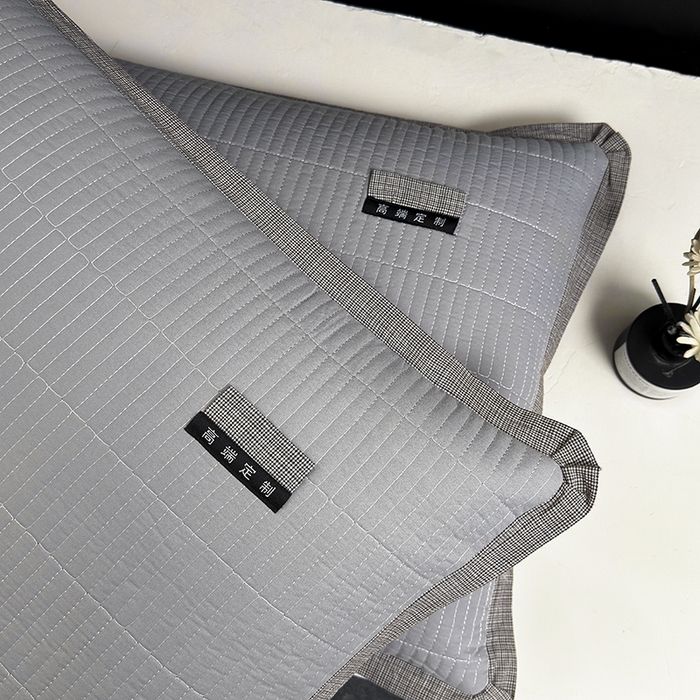 91家纺网 家纺一手货源 找家纺 呦呦南宋 纯棉绗缝40x60cm现代风单品枕头套水洗棉中层夹棉拉链款全棉高端定制平边枕套 平边灰