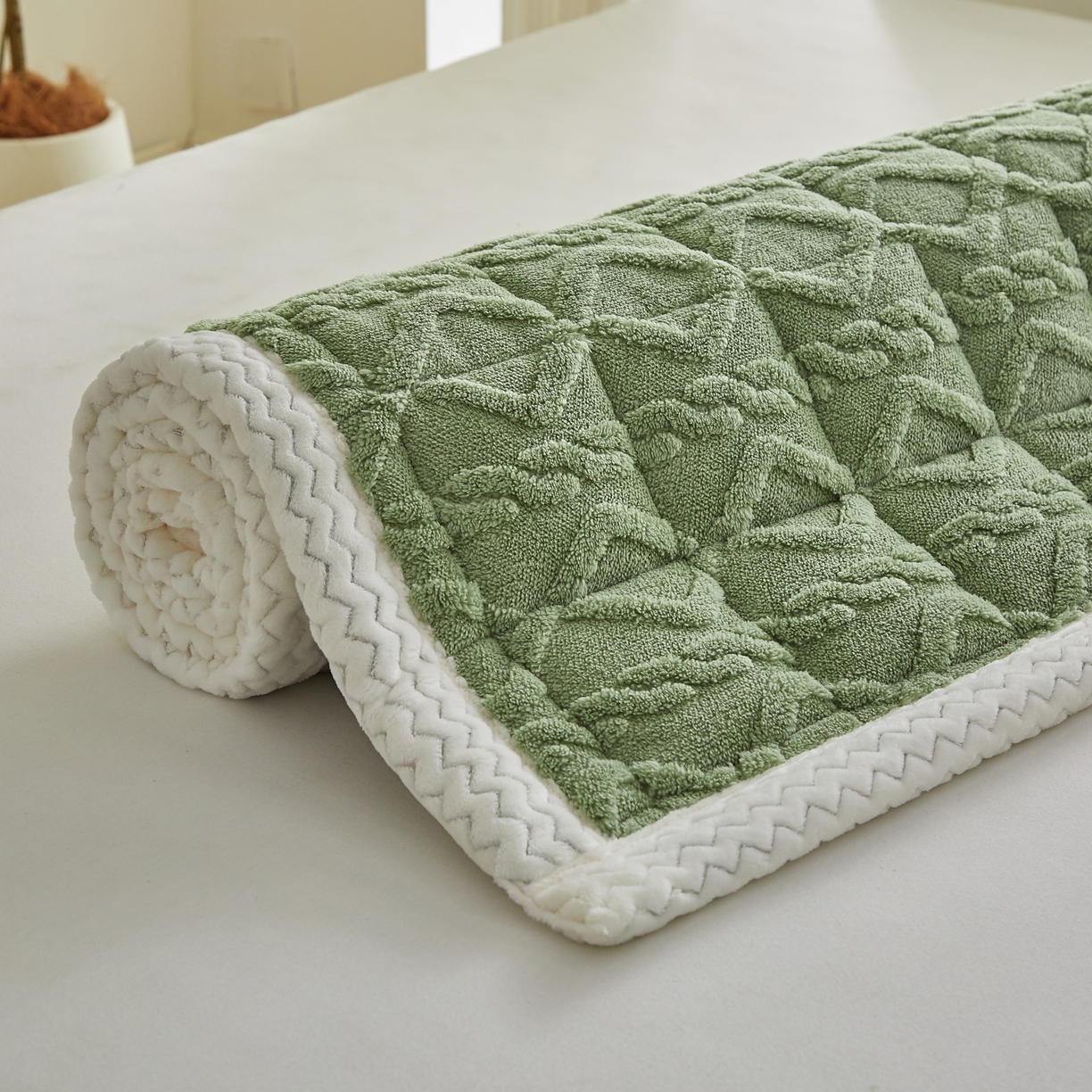 91家纺网 家纺一手货源 找家纺 缦吉 2025新款成人款高克重塔芙蓉床褥床护垫 橄榄绿（全网最低）