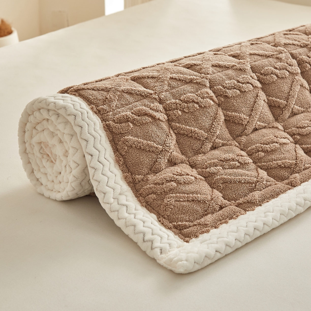 91家纺网 家纺一手货源 找家纺 缦吉 2025新款成人款高克重塔芙蓉床褥床护垫 焦糖咖（全网最低）