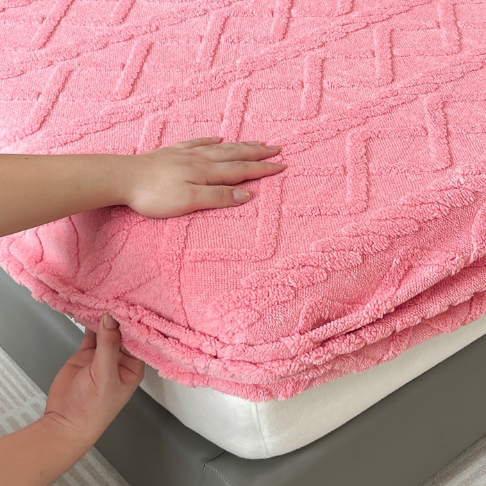 91家纺网 家纺一手货源 找家纺 米瑞娜 2025秋冬新款塔芙绒床笠跨境外贸单品尺寸齐全 玫红